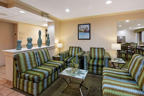 La Quinta Inn & Suites by Wyndham Sawgrass Hotel in Sunrise