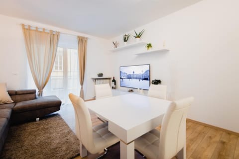 Living room, Photo of the whole room, Dining area