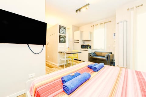 Bed, TV and multimedia, Kitchen or kitchenette, Living room, Photo of the whole room, Seating area, Dining area, Bedroom, heating, oven, air conditioner