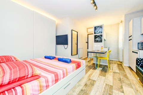 Bed, TV and multimedia, Photo of the whole room, Bedroom, heating, towels, wardrobe, air conditioner