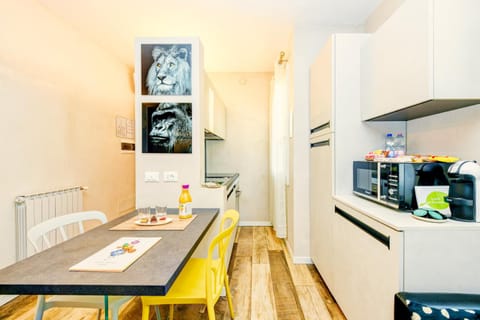 Kitchen or kitchenette, Living room, Seating area, Dining area, oven, stove