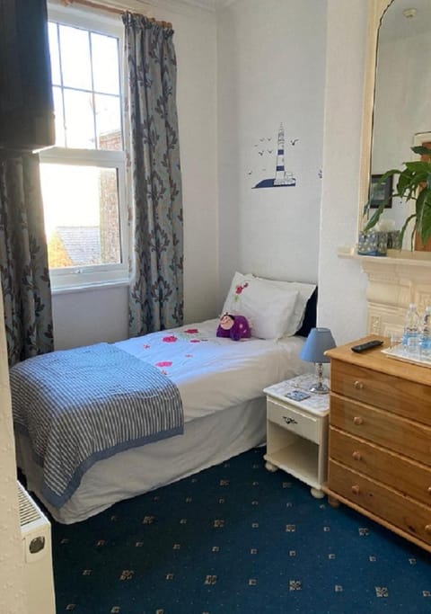 Bed, Coffee/tea facilities, Bedroom, fireplace, heating, internet, locker, room service, wardrobe