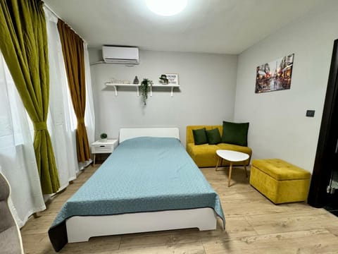 Bed, Living room, Photo of the whole room, Seating area, Bedroom, air conditioner