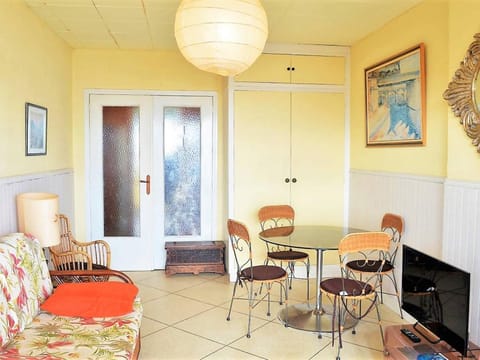 Appartement Vintage Vue Mer avec Accès Direct Plage - 4 Couchages, Parking, Le Lavandou - FR-1-251-290 Apartment in Le Lavandou