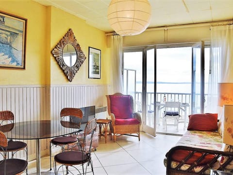 Appartement Vintage Vue Mer avec Accès Direct Plage - 4 Couchages, Parking, Le Lavandou - FR-1-251-290 Apartment in Le Lavandou