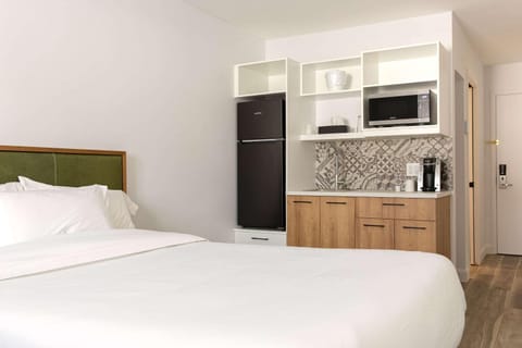 Kitchen or kitchenette, Bedroom, minibar