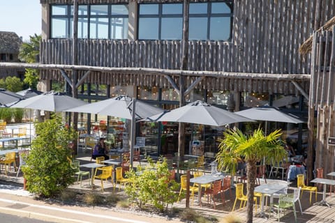 Property building, Patio, People, Balcony/Terrace