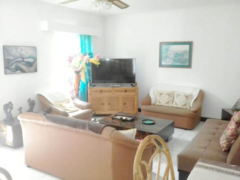 3 bedrooms house at Grand Baie 500 m away from the beach with private pool enclosed garden and wifi House in Grand Baie