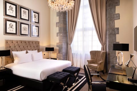 Bed, Seating area, Bedroom