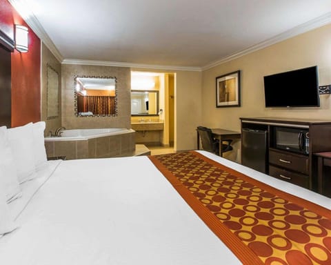 Rodeway Inn & Suites Corona Hotel in Corona
