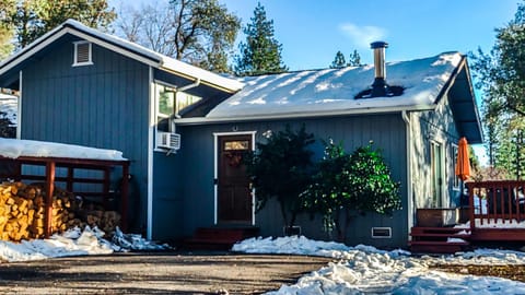 Property building, Facade/entrance, Day, Winter, Parking