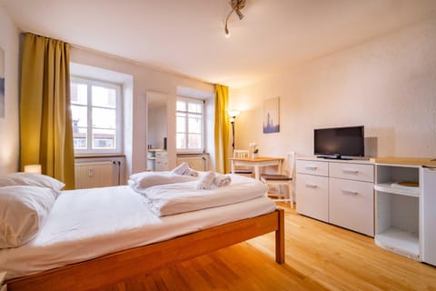 Bed, TV and multimedia, Photo of the whole room, towels