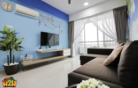 TV and multimedia, Balcony/Terrace, Living room, Seating area, City view, Mountain view, Street view