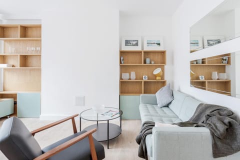 Live like a Londoner by TOWER BRIDGE Condo in London Borough of Southwark