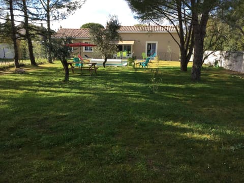 A pretty family house located in a tranquil area with a pretty view of the Luberon range. Villa in Cavaillon