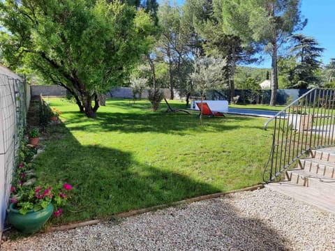 A pretty family house located in a tranquil area with a pretty view of the Luberon range. Villa in Cavaillon