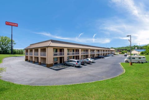 Econo Lodge Inn & Suites East Hotel in Knoxville