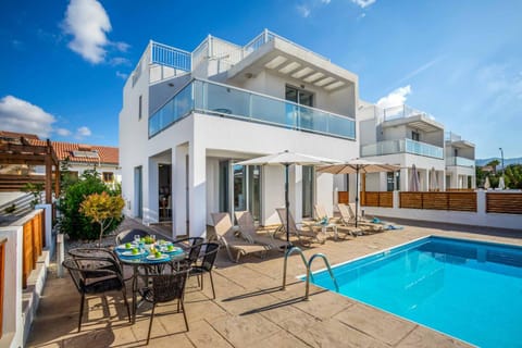 Property building, Patio, Balcony/Terrace, Swimming pool