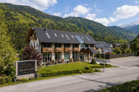 Property building, Day, Natural landscape, Mountain view, Street view