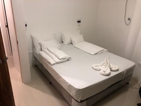 Bed, Photo of the whole room, Bedroom, towels