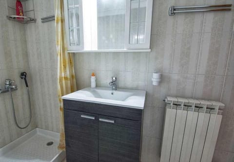 Shower, Bathroom, internet