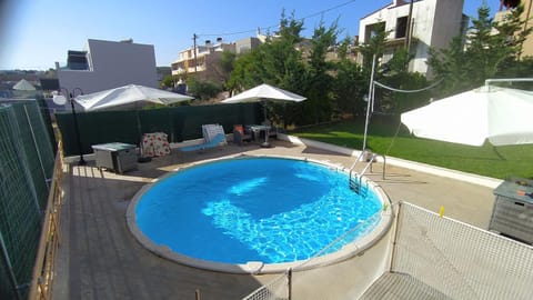 Property building, Patio, Day, Pool view, Swimming pool, Swimming pool, sunbed