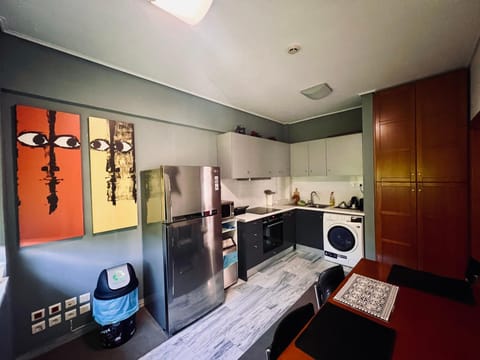 Kitchen or kitchenette, dishwasher, minibar