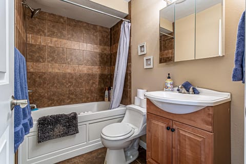 the Veranda, Best Area, 2 Baths, 2 Bedrooms, WD, Jacuzzi bath, New Carpet, Balcony, 925sf Apartamento in Tacoma