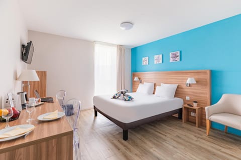 Bed, TV and multimedia, Seating area, Bedroom