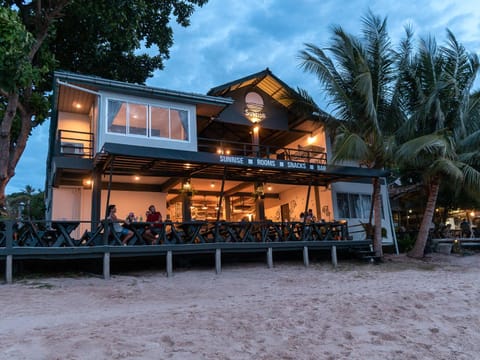 Property building, Facade/entrance, Sea view, Sunrise