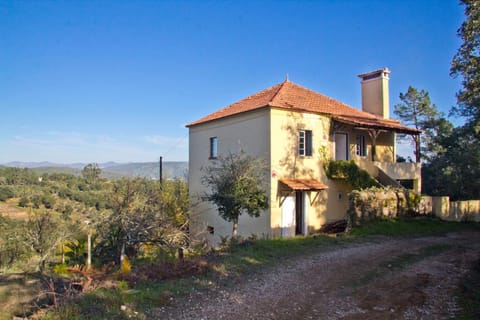 Facade/entrance, Off site, Day, Winter, Balcony/Terrace, Pets, Street view, young children, older children, group of guests, Family