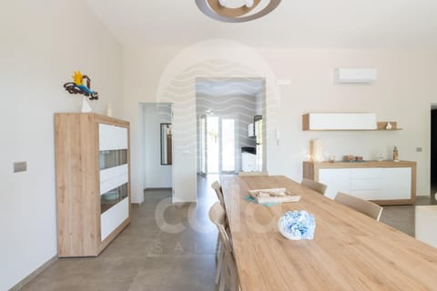 Kitchen or kitchenette, Dining area, air conditioner