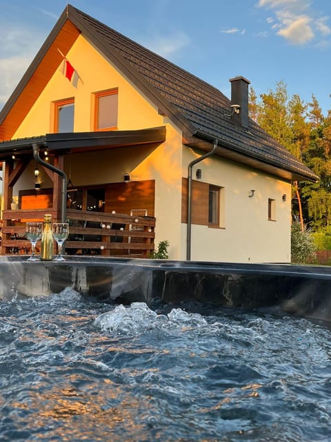 Domek z kominkiem nad jeziorem z jacuzzi ogrodowym House in Lithuania