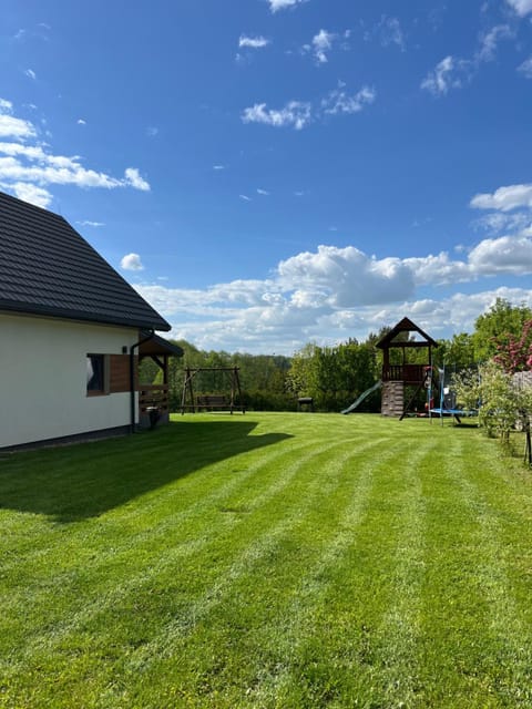 Domek z kominkiem nad jeziorem z jacuzzi ogrodowym House in Lithuania