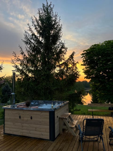 Domek z kominkiem nad jeziorem z jacuzzi ogrodowym House in Lithuania