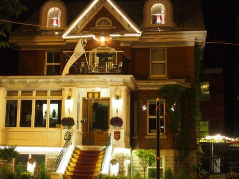 Property building, Facade/entrance, Night