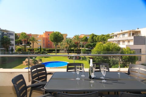 Balcony/Terrace, Dining area, Pool view