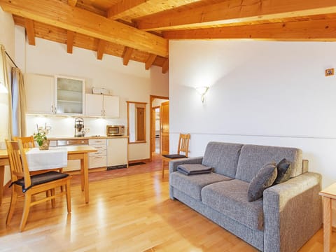 Living room, Photo of the whole room, Decorative detail, Seating area, Dining area