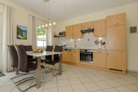 Kitchen or kitchenette, Dining area, dishwasher, minibar, pet friendly, stove