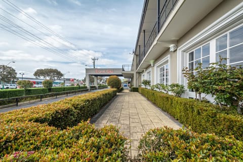 Property building, Facade/entrance, Garden, Balcony/Terrace