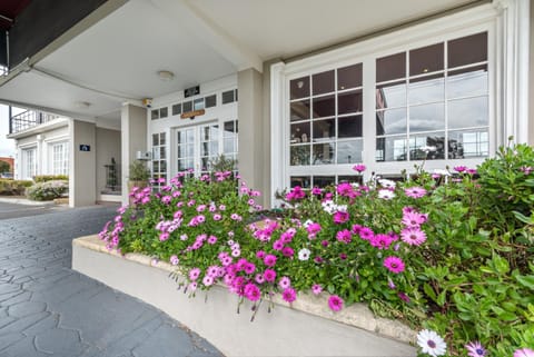 Facade/entrance, Day, Garden, On-site shops, Balcony/Terrace