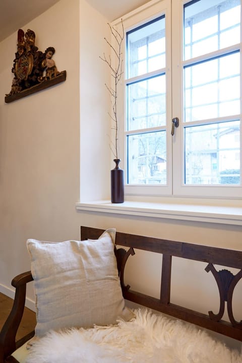 Seating area, Area and facilities