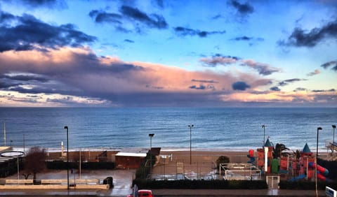 Property building, Natural landscape, Summer, Balcony/Terrace, Photo of the whole room, Beach, Beach, Sea view, Sea view, Sunrise