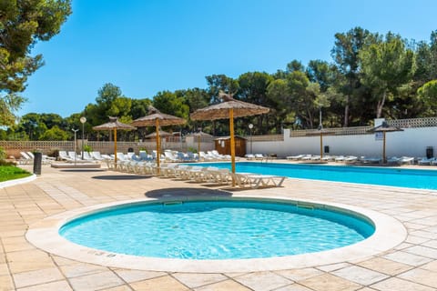 Day, Natural landscape, Pool view, Swimming pool, sunbed