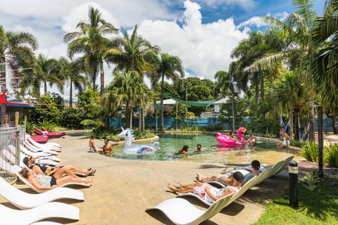 Property building, Summer, Garden, On site, Pool view