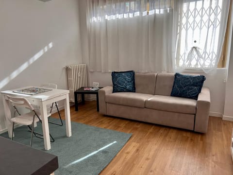 CUTE FLAT - BEST PRICE - Wi Fi - AC - TV Condo in Florence