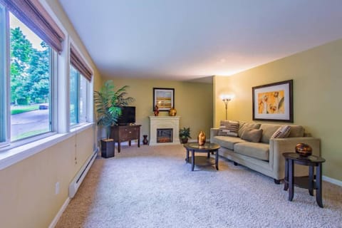 Sea View, Best Area, No Stairs, WD, 2 Bedrooms, Jacuzzi Bath, New Carpet, Balcony, View, 825sf Condo in Tacoma