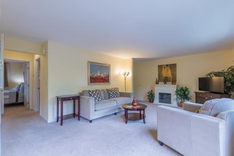 the Romeo, Best Area, 2 Bedrooms, WD, Jacuzzi Bath, No Stairs, New Carpet, 825sf Condominio in Tacoma