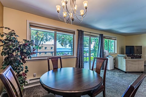 Puget Sound View, Best Area, 2 Baths, 2 Bedrooms, WD, Jacuzzi Bath, New Carpet, Balcony, View, 925sf Condo in Tacoma