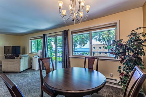 Pacific View, Best Area, 2 Baths, 2 Bedrooms, WD, Jacuzzi Bath, New Carpet, Balcony, View, 925sf Condo in Tacoma